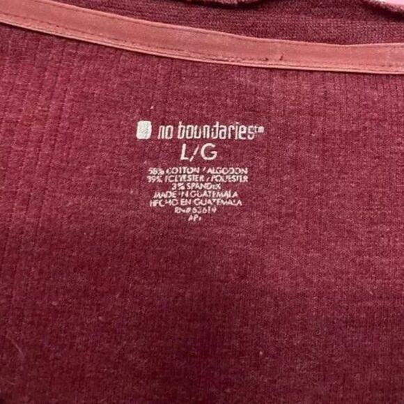 No Boundaries Maroon Top,  V-Neck Tight Knit Women's Pullover Short Sleeved Sz L - Picture 5 of 7